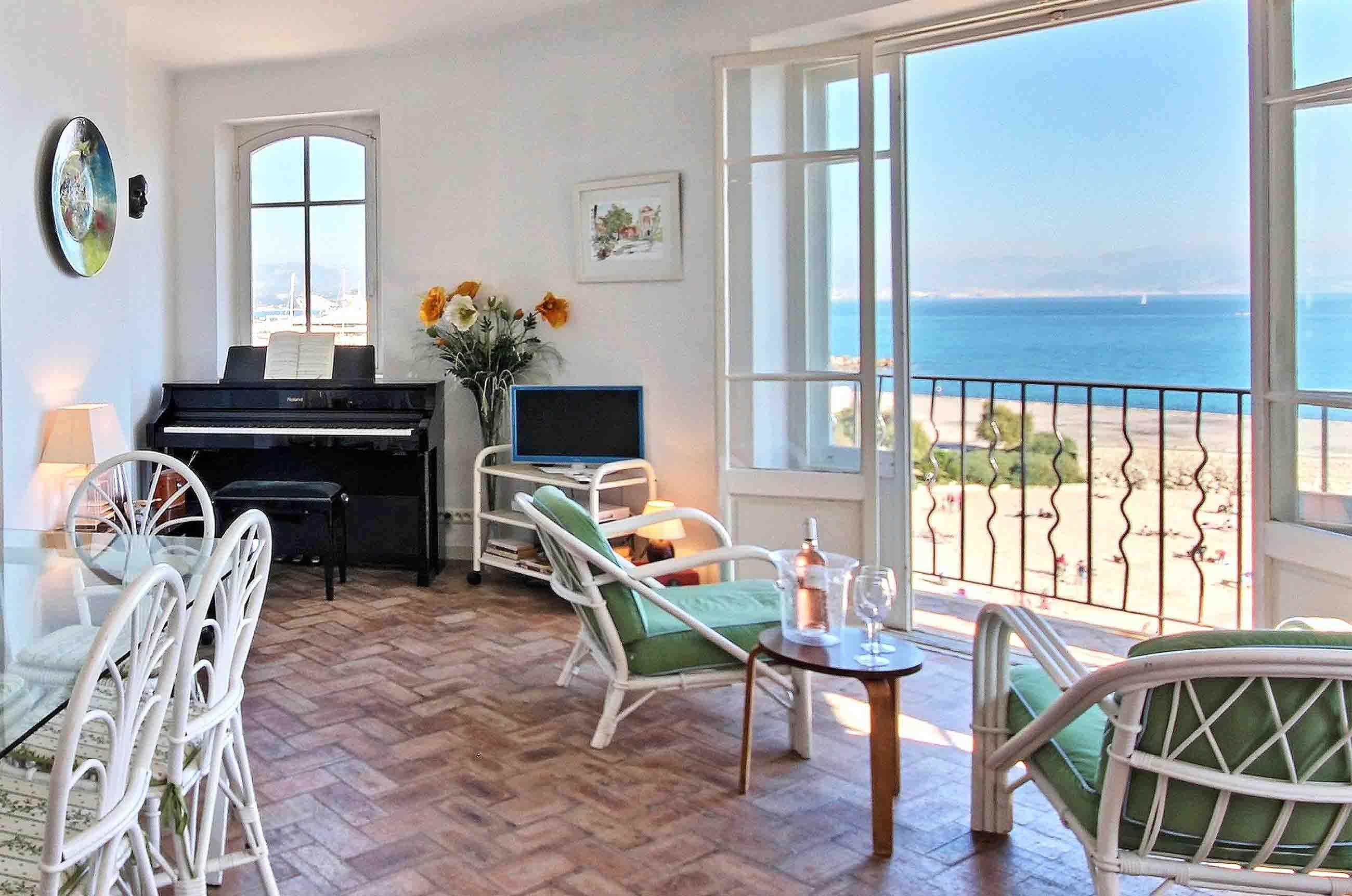 place de rêves Antibes living room with piano and sea view