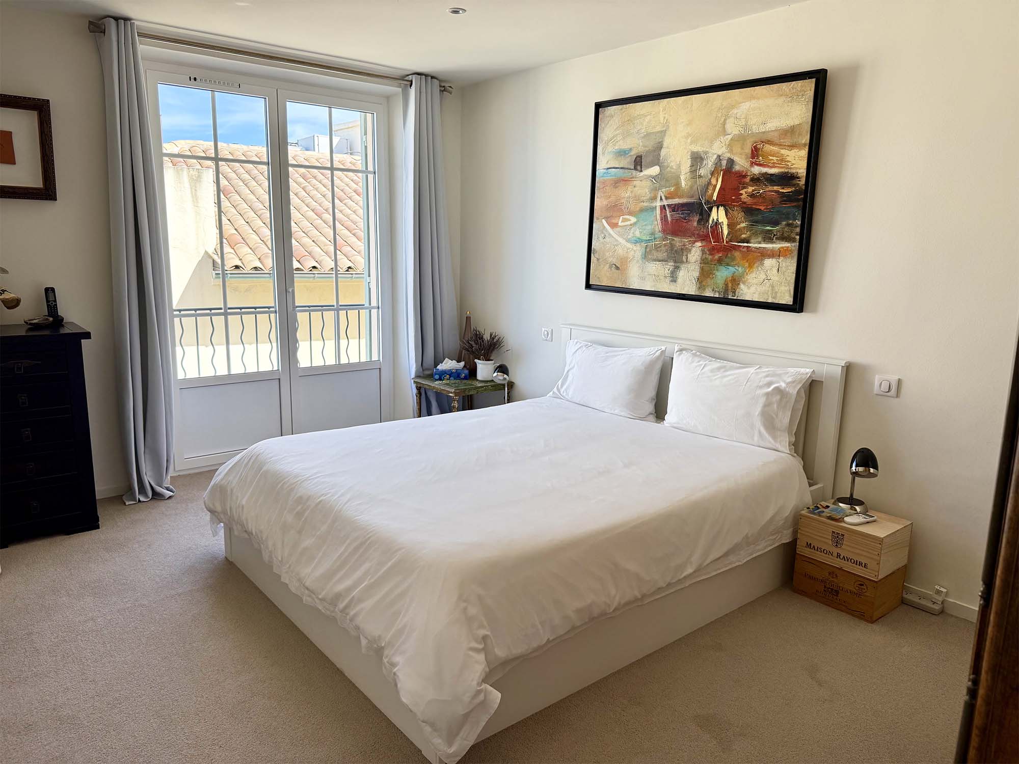 place de rêves Antibes bedroom with sunny balcony