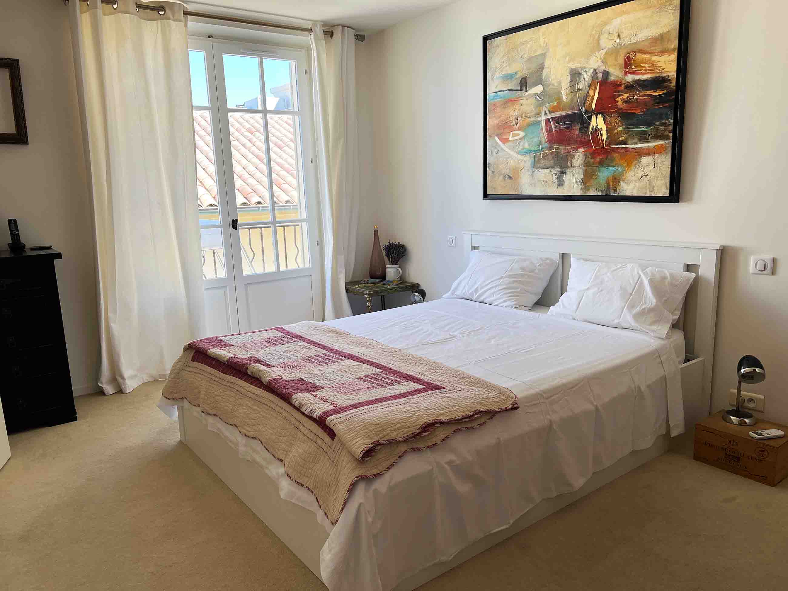 place de rêves Antibes bedroom with sunny balcony