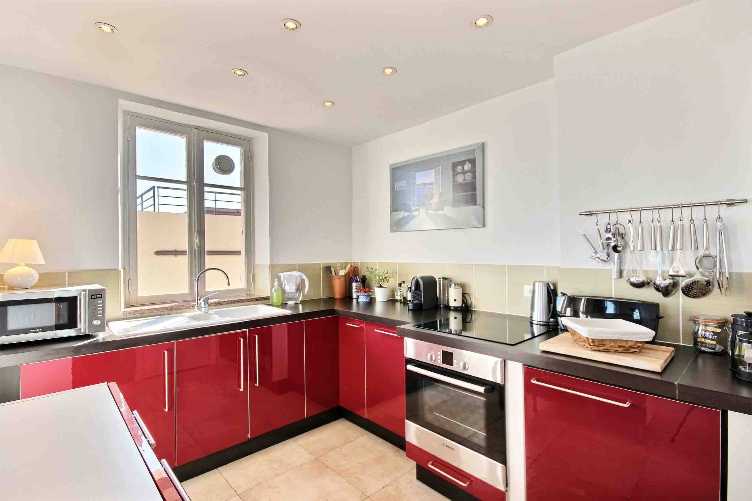 place de rêves Antibes full kitchen with dishwasher and microwave