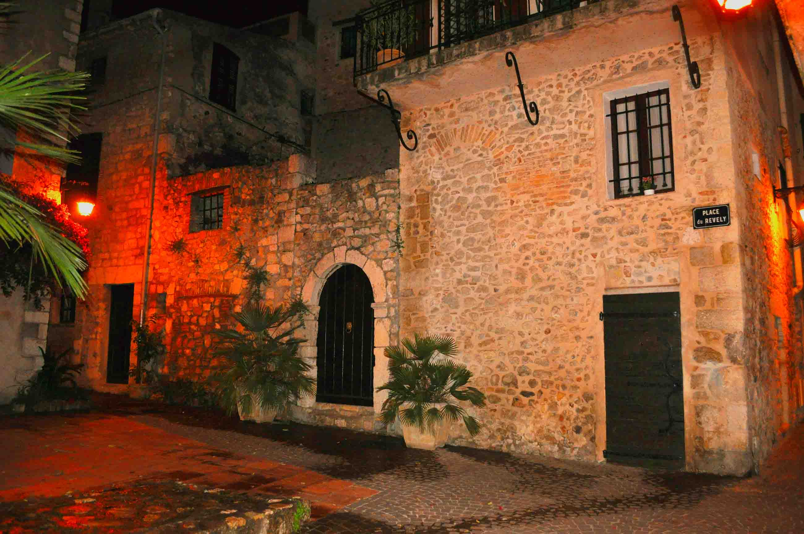 place de rêves Antibes opens onto a quaint square